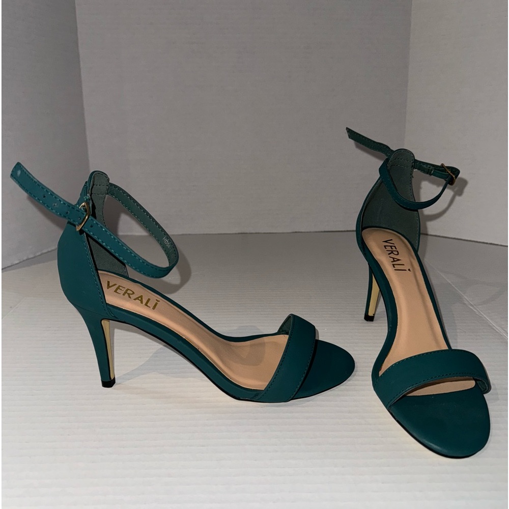 Size 6 1/2 teal Verali heel!